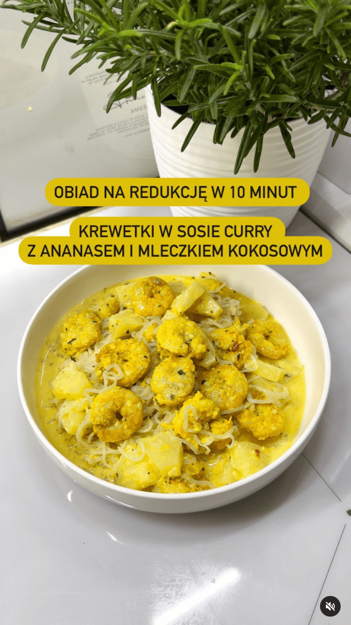 Obiad na redukcję w 10 minut – krewetki w sosie curry z ananasem i mleczkiem kokosowym